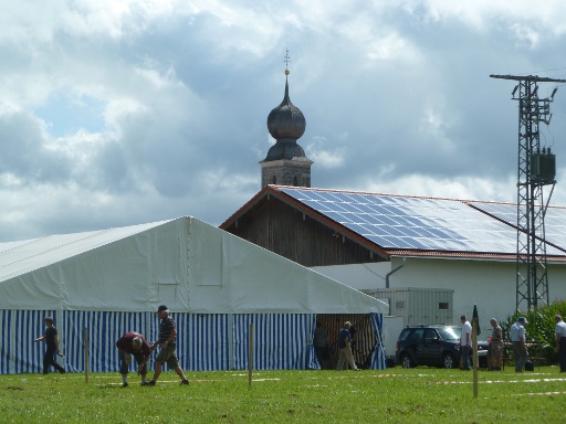 Gemütlichkeit, Tradition, Technik, (fast) weiß-blauer Himmel: Bayern in einem Bild